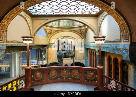 Statua di Vaclav su un cavallo da David Cerny appeso nel passaggio di Lucerna, Nove Mesto sobborgo, Praga, Repubblica Ceca Foto Stock