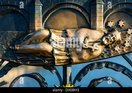 Praga. Bronzo scultorea dettaglio sul Ponte Carlo Foto Stock