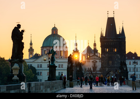 Praga, Charles Bridge al tramonto Foto Stock