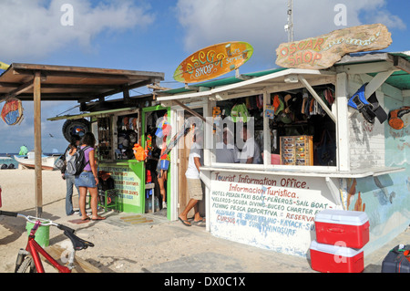 Tourist vicino all'ufficio turistico, Gran Roque, Arcipelago di Los Roques PARCO NAZIONALE, Venezuela, Foto Stock