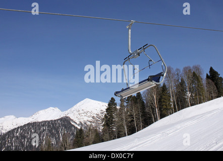 Seggiovia in montagne caucasiche in inverno Foto Stock