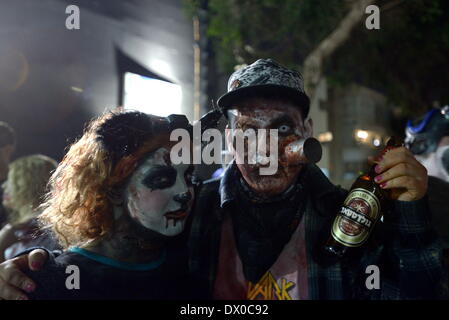 Tel Aviv, Israele. Xv Mar, 2014. TEL AVIV, Israele - Mar 15, 2014: un israeliano giovane indossando zombie make-up e costumi di partecipare lo Zombie a piedi durante la festa di Purim festival di Tel Aviv. Lo Zombie a piedi è tenuto a Tel Aviv durante la festa di Purim Holiday in cui traditionaly ebraica indossare costumi. Credito: Gili Yaari/NurPhoto/ZUMAPRESS.com/Alamy Live News Foto Stock