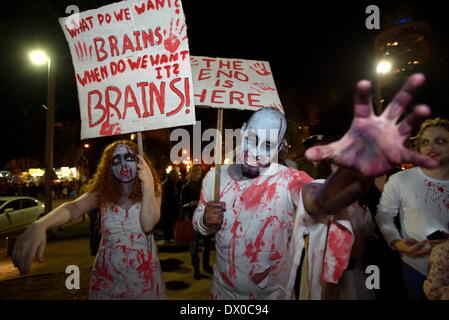 Tel Aviv, Israele. Xv Mar, 2014. TEL AVIV, Israele - Mar 15, 2014: israeliani indossando zombie make-up e costumi di partecipare lo Zombie a piedi durante la festa di Purim festival di Tel Aviv. Lo Zombie a piedi è tenuto a Tel Aviv durante la festa di Purim Holiday in cui traditionaly ebraica indossare costumi. Credito: Gili Yaari/NurPhoto/ZUMAPRESS.com/Alamy Live News Foto Stock