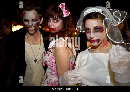 Tel Aviv, Israele. Xv Mar, 2014. TEL AVIV, Israele - Mar 15, 2014: israeliani indossando zombie make-up e costumi di partecipare lo Zombie a piedi durante la festa di Purim festival di Tel Aviv. Lo Zombie a piedi è tenuto a Tel Aviv durante la festa di Purim Holiday in cui traditionaly ebraica indossare costumi. Credito: Gili Yaari/NurPhoto/ZUMAPRESS.com/Alamy Live News Foto Stock