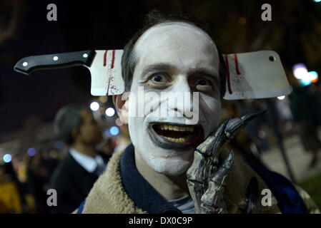 Tel Aviv, Israele. Xv Mar, 2014. TEL AVIV, Israele - Mar 15, 2014: Un uomo israeliano indossando zombie trucco e costume partecipa lo Zombie a piedi durante la festa di Purim festival di Tel Aviv. Lo Zombie a piedi è tenuto a Tel Aviv durante la festa di Purim Holiday in cui traditionaly ebraica indossare costumi. Credito: Gili Yaari/NurPhoto/ZUMAPRESS.com/Alamy Live News Foto Stock