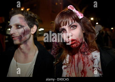 Tel Aviv, Israele. Xv Mar, 2014. TEL AVIV, Israele - Mar 15, 2014: un israeliano giovane indossando zombie make-up e costumi di partecipare lo Zombie a piedi durante la festa di Purim festival di Tel Aviv. Lo Zombie a piedi è tenuto a Tel Aviv durante la festa di Purim Holiday in cui traditionaly ebraica indossare costumi. Credito: Gili Yaari/NurPhoto/ZUMAPRESS.com/Alamy Live News Foto Stock