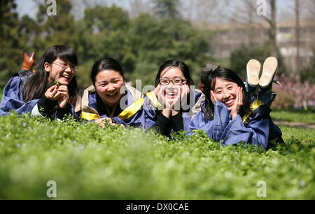 Nanjing, cinese della provincia di Jiangsu. 16 Mar, 2014. Gli studenti pongono per foto di laurea presso l'università di Nanjing della scienza e della tecnologia in Nanjing, a est della capitale cinese della provincia di Jiangsu, 16 marzo 2014. © Wang Xin/Xinhua/Alamy Live News Foto Stock