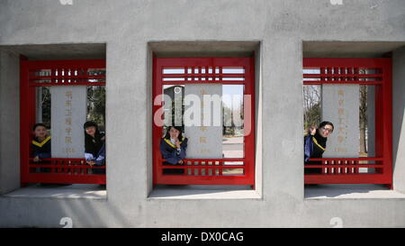 Nanjing, cinese della provincia di Jiangsu. 16 Mar, 2014. Gli studenti pongono per foto di laurea presso l'università di Nanjing della scienza e della tecnologia in Nanjing, a est della capitale cinese della provincia di Jiangsu, 16 marzo 2014. © Wang Xin/Xinhua/Alamy Live News Foto Stock