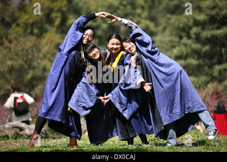 Nanjing, cinese della provincia di Jiangsu. 16 Mar, 2014. Gli studenti pongono per foto di laurea presso l'università di Nanjing della scienza e della tecnologia in Nanjing, a est della capitale cinese della provincia di Jiangsu, 16 marzo 2014. © Wang Xin/Xinhua/Alamy Live News Foto Stock