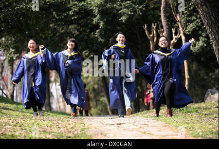 Nanjing, cinese della provincia di Jiangsu. 16 Mar, 2014. Gli studenti pongono per foto di laurea presso l'università di Nanjing della scienza e della tecnologia in Nanjing, a est della capitale cinese della provincia di Jiangsu, 16 marzo 2014. © Wang Xin/Xinhua/Alamy Live News Foto Stock