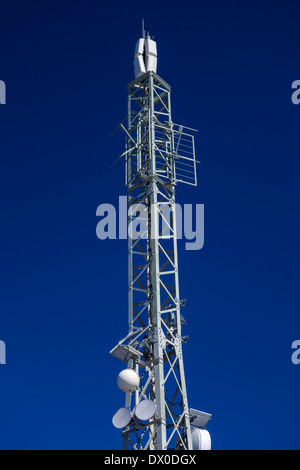 Torre per antenna, trasmettitori e indicatori sulla parte austriaca del massiccio dello Zugspitze, il distretto di Reutte, Tirolo, Austria, Europa Foto Stock