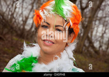 Manchester REGNO UNITO, 16 marzo 2014. Un il giorno di San Patrizio processione religiosa in Manchester. Festa di San Patrizio (Irish: Lá Fhéile Pádraig, 'il giorno del Festival di Patrick') è un bene culturale e di festa religiosa celebra ogni anno il 17 marzo, la data di morte dei più comunemente riconosciuto santo patrono dell'Irlanda, di San Patrizio. Credito: Cernan Elias/Alamy Live News Foto Stock