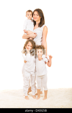 La famiglia felice di madre con tre ragazzi e ragazze dando pollice in su contro white Foto Stock