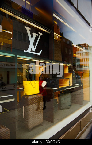 Vetrina Louis Vuitton, Bond Street, Londra, Regno Unito. Foto Stock