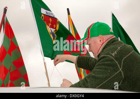 Manchester REGNO UNITO, 16 marzo 2014. Un il giorno di San Patrizio processione religiosa in Manchester. Festa di San Patrizio (Irish: Lá Fhéile Pádraig, 'il giorno del Festival di Patrick') è un bene culturale e di festa religiosa celebra ogni anno il 17 marzo, la data di morte dei più comunemente riconosciuto santo patrono dell'Irlanda, di San Patrizio. Credito: Cernan Elias/Alamy Live News Foto Stock