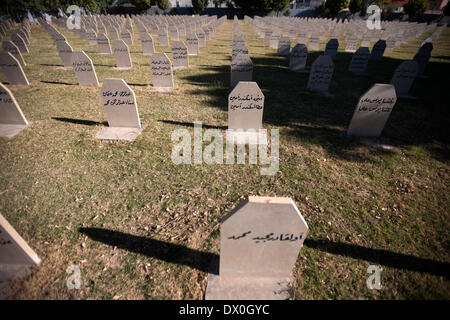 Halabja, Suleimania, IRAQ -- il cimitero simbolico eretto per le vittime del massacro di Halabja il 21 ottobre, 2011. Halabja, una città curda nel nord dell Iraq è stato bombardato con agenti chimici da parte del regime di Saddam in sforzi per decimare la popolazione curda nel Nord il 16 marzo 1988. Foto di Bikem Ekberzade Foto Stock