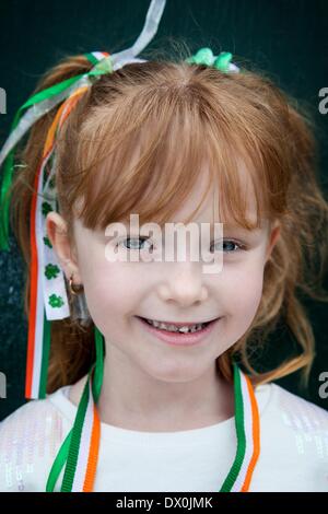 Manchester REGNO UNITO, 16 marzo 2014. Un il giorno di San Patrizio processione religiosa in Manchester. Festa di San Patrizio (Irish: Lá Fhéile Pádraig, 'il giorno del Festival di Patrick') è un bene culturale e di festa religiosa celebra ogni anno il 17 marzo, la data di morte dei più comunemente riconosciuto santo patrono dell'Irlanda, di San Patrizio. Credito: Cernan Elias/Alamy Live News Foto Stock