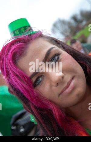 Manchester REGNO UNITO, 16 marzo 2014. Un il giorno di San Patrizio processione religiosa in Manchester. Festa di San Patrizio (Irish: Lá Fhéile Pádraig, 'il giorno del Festival di Patrick') è un bene culturale e di festa religiosa celebra ogni anno il 17 marzo, la data di morte dei più comunemente riconosciuto santo patrono dell'Irlanda, di San Patrizio. Credito: Cernan Elias/Alamy Live News Foto Stock