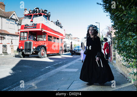 London, Regno Unito - 16 Marzo 2014: una ragazza vestita in un panno di fantasia dalla comunità ebrea ortodossa di Stamford Hill celebrare la festa di Purim, ballare e cantare per le strade al suono della musica yiddish e visitando i ricchi commercianti per raccogliere per la loro carità Foto Stock