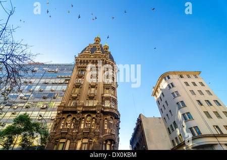 Vecchio e storico edificio di appartamenti in San Telmo quartiere di Buenos Aires, Argentina con gli uccelli che volano sopra Foto Stock