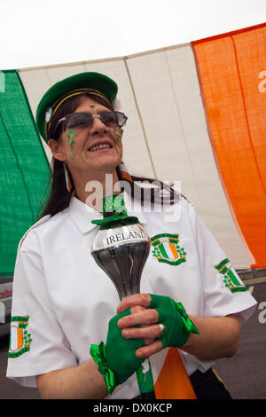 Manchester REGNO UNITO, 16 marzo 2014. Un il giorno di San Patrizio processione religiosa in Manchester. Festa di San Patrizio (Irish: Lá Fhéile Pádraig, 'il giorno del Festival di Patrick') è un bene culturale e di festa religiosa celebra ogni anno il 17 marzo, la data di morte dei più comunemente riconosciuto santo patrono dell'Irlanda, di San Patrizio. Credito: Cernan Elias/Alamy Live News Foto Stock