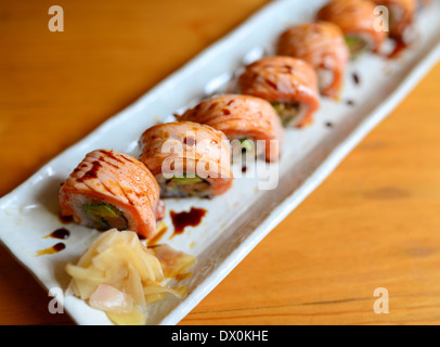 Salmone Roll sushi Foto Stock