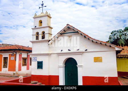 Bianco vecchia chiesa storica in Candelaria quartiere di Bogotà, Colombia Foto Stock