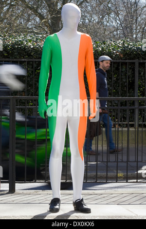 Uomo in un irlandese Morphsuit colorato a Londra per il giorno di San Patrizio Parade Foto Stock