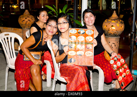 Le ragazze di massaggio a Patong, Phuket, Tailandia Foto Stock