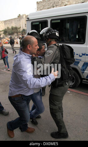 Gerusalemme, Gerusalemme, Territorio palestinese. 16 Mar, 2014. Israeliano la polizia antisommossa portano lontano un giovane palestinese come egli è arrestato durante la pietra-gettando scontri nei pressi di Porta di Damasco a Gerusalemme est, 16 marzo 2014. Nella prima giornata di protesta ha avuto luogo all'interno della Città Vecchia quando palestinesi avevano impedito di entrare per preghiere Al Aqsa Moschea Credito: Saeed Qaq APA/images/ZUMAPRESS.com/Alamy Live News Foto Stock