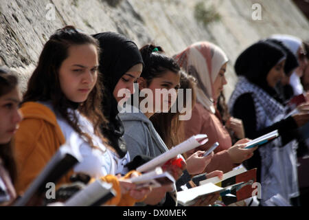 Gerusalemme, Gerusalemme, Territorio palestinese. 16 Mar, 2014. Attivisti palestinesi partecipano a una lettura catena umana in Gerusalemme la città vecchia, 16 marzo 2014. Circa di 7000 attivisti palestinesi si sono riuniti nella lettura più lunga catena umana intorno alle mura della citta' vecchia, coincide con la partecipazione di 8000 attivisti da Betlemme al-Ram, Ismailia in Egitto e Oman Credito: Saeed Qaq APA/images/ZUMAPRESS.com/Alamy Live News Foto Stock