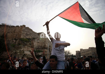 Gerusalemme, Gerusalemme, Territorio palestinese. 16 Mar, 2014. I dimostranti palestinesi chant slogan durante una manifestazione a Gerusalemme la città vecchia, 16 marzo 2014, quando i palestinesi è stato impedito di entrare al-Aqsa moschea per le preghiere. Nella prima giornata di protesta ha avuto luogo all'interno della Città Vecchia quando palestinesi avevano impedito di entrare per preghiere Al Aqsa Moschea Credito: Saeed Qaq APA/images/ZUMAPRESS.com/Alamy Live News Foto Stock