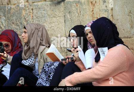 Gerusalemme, Gerusalemme, Territorio palestinese. 16 Mar, 2014. Attivisti palestinesi partecipano a una lettura catena umana in Gerusalemme la città vecchia, 16 marzo 2014. Circa di 7000 attivisti palestinesi si sono riuniti nella lettura più lunga catena umana intorno alle mura della citta' vecchia, coincide con la partecipazione di 8000 attivisti da Betlemme al-Ram, Ismailia in Egitto e Oman Credito: Saeed Qaq APA/images/ZUMAPRESS.com/Alamy Live News Foto Stock