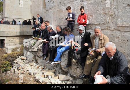 Gerusalemme, Gerusalemme, Territorio palestinese. 16 Mar, 2014. Attivisti palestinesi partecipano a una lettura catena umana in Gerusalemme la città vecchia, 16 marzo 2014. Circa di 7000 attivisti palestinesi si sono riuniti nella lettura più lunga catena umana intorno alle mura della citta' vecchia, coincide con la partecipazione di 8000 attivisti da Betlemme al-Ram, Ismailia in Egitto e Oman Credito: Saeed Qaq APA/images/ZUMAPRESS.com/Alamy Live News Foto Stock