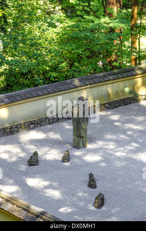 Vista verticale di pietra in un giardino di roccia Giapponese a Portland, Oregon Foto Stock