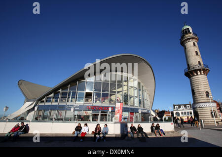 Il cosiddetto "Tè pot' sorge accanto al vecchio faro nel Mar Baltico resort Rostock-Warnemuende, Germania, 11 marzo 2014. La casa è uno dei circa 50 mantello di cemento di edifici realizzati da Ulrich Muether, una delle maggiori autorità al mondo in questo settore. Muether avrebbe girato 80 quest'anno. Foto: Bernd Wuestneck/dpa Foto Stock