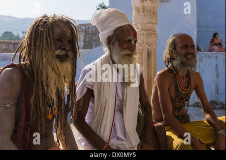 Tre sadhus indù (religiosi asceti) godono di una rara scherzo al lago Santo n, Pushkar Rajasthan, India. Foto Stock