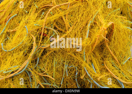 Aggrovigliato reti da pesca essiccare al sole Foto Stock