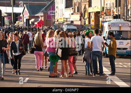Birmingham, West Midlands, Regno Unito. 16 marzo 2014. Ci è un atmosfera di festa in Digbeth Street che rimane chiusa al traffico per diverse ore dopo il giorno di San Patrizio Parade. Credito: Graham M. Lawrence/Alamy Live News. Foto Stock
