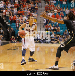 Las Vegas, NV, Stati Uniti d'America. Xiv Mar, 2014. Mar 14 2014 - Las Vegas NV, Stati Uniti - Arizona G # 1 Gage York impostare Colorado difesa trovare un uomo aperto sotto canestro durante il NCAA di pallacanestro degli uomini di gioco tra il Colorado Buffaloes e Arizona Wildcats 64-43 win al MGM Grand Garden Arena di Las Vegas NV © csm/Alamy Live News Foto Stock