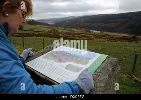 Donna walker guardando le Goyt Valley in High Peak District vicino a Buxton DERBYSHIRE REGNO UNITO Foto Stock