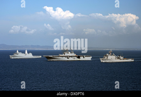 US Navy Amphibious Assault nave USS Makin Island al fianco di dock landing ship USS Comstock e trasporto anfibio dock nave USS San Diego durante le qualifiche del mare in preparazione per la sua imminente distribuzione programmata 13 marzo 2014 nell'Oceano Pacifico. Foto Stock