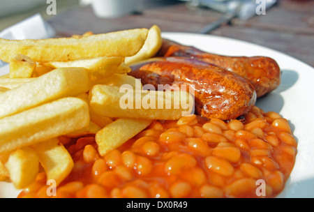 Chip di salsiccia e fagioli al forno piastra prima colazione Foto Stock