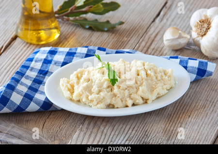 Una tradizionale ricetta greca chiamata 'skordalia', fatta di pane cramble o purea di patate, aglio e olio di oliva Foto Stock