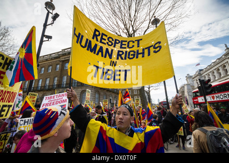 Tibet annuale marcia di protesta per la libertà da occupazione cinese a Londra Foto Stock