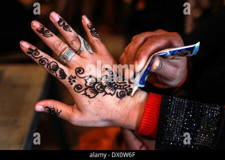 La striscia di Gaza, Territori palestinesi. 16 Mar, 2014. Ragazza palestinese le mani decorate con un tradizionale henna design durante il .mostra il patrimonio palestinese, il 16 marzo 2014. © Majdi Fathi/NurPhoto/ZUMAPRESS.com/Alamy Live News Foto Stock