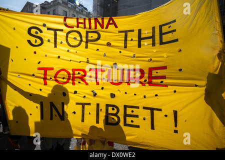 Tibet annuale marcia di protesta per la libertà da occupazione cinese a Londra Foto Stock