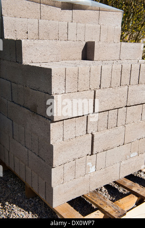 Una pila di blocchi di brezza su un sito in costruzione Foto Stock