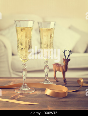 Due bicchieri di champagne con decorazione di renne - tono vintage effetto aggiunto Foto Stock