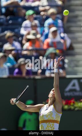 Los Angeles, California, USA. 16 Mar, 2014. Flavia PENNETTA di Italia serve a Agnieszka RADWANSKA della Polonia, durante il women singles finale del BNP Paribas Open Tennis Tournament Domenica, 16 marzo 2014, in Indian Wells, California. Pennetta ha vinto 6-2, 6-1. Credito: Ringo Chiu/ZUMAPRESS.com/Alamy Live News Foto Stock